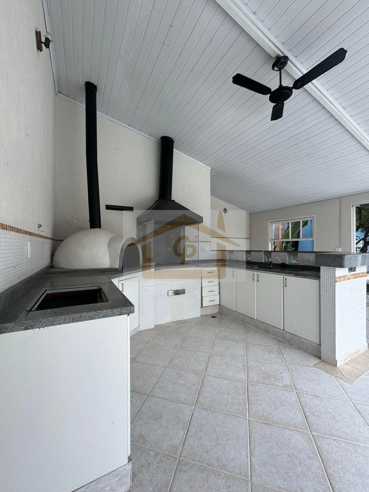 Imagem Residencial silencioso, natureza e próximo ao Templo Budista Zulai! São 4 quartos, 4 vagas
