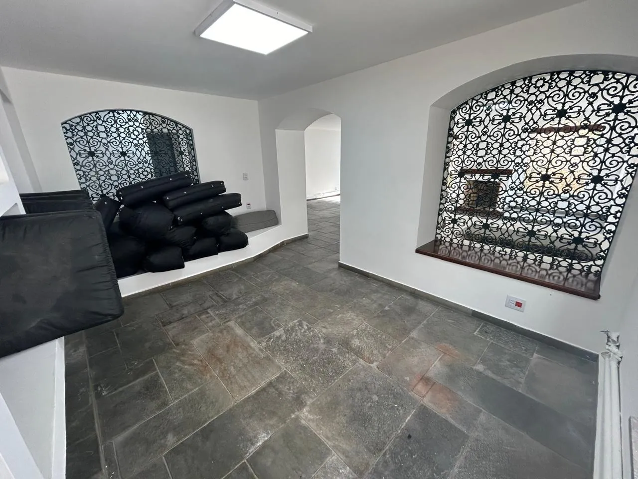 Imagem Residência Espaçosa e Moderna no Jardim Vergueiro: Três Quartos, Suíte e Ampla Área Externa