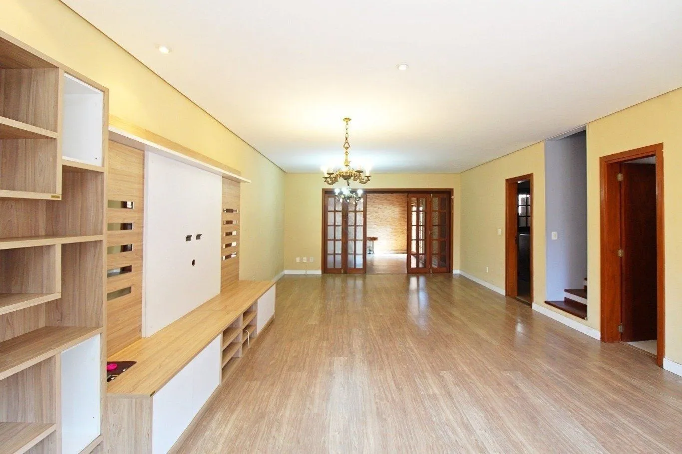 Imagem Casa de 3 dormitórios a venda no bairro Guarujá, Porto Alegre
