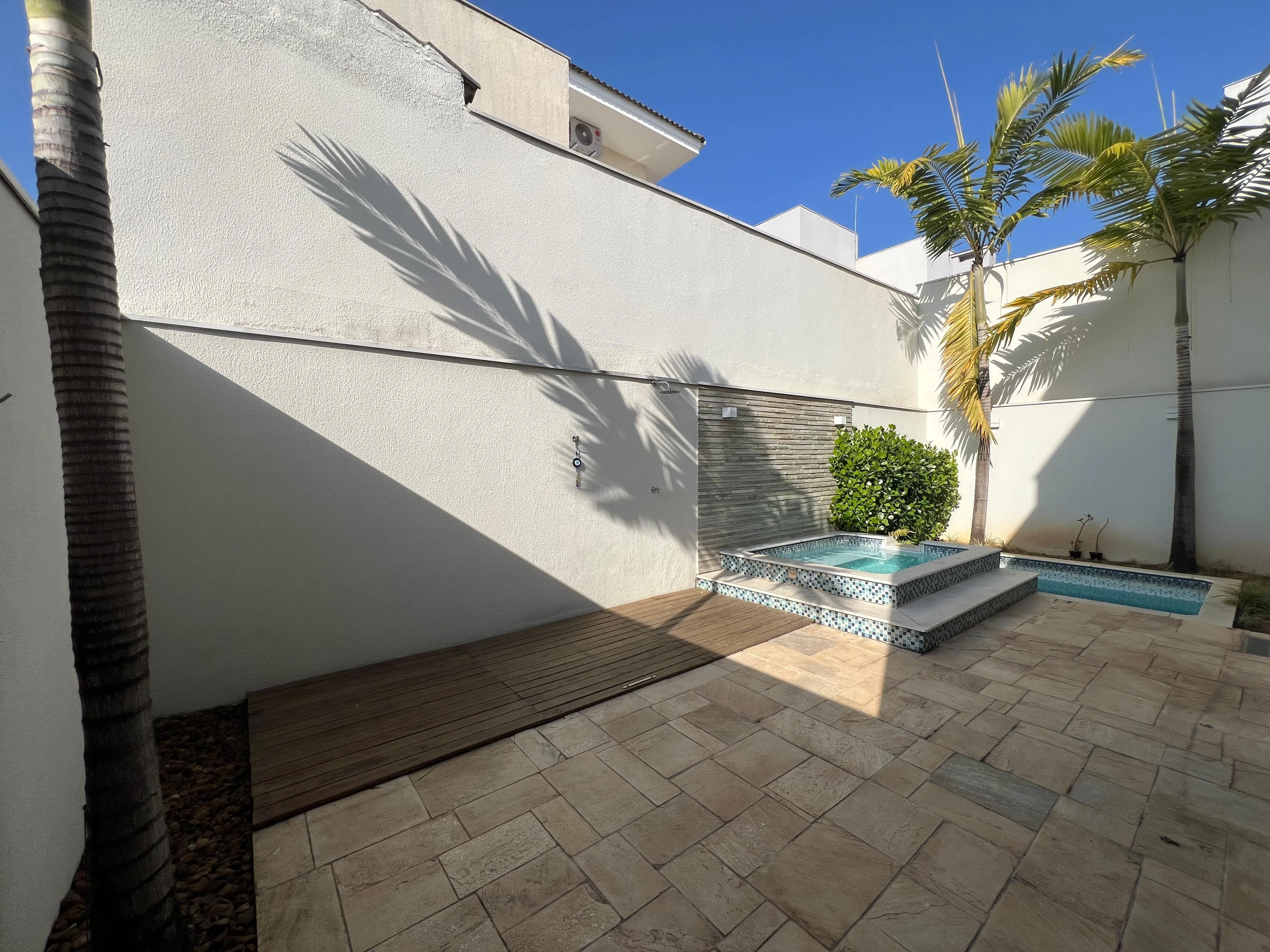 Imagem Luxuosa Casa com 3 Suítes, Piscina e Placas Fotovoltaicas no Condomínio Completo Ibiti Reserva