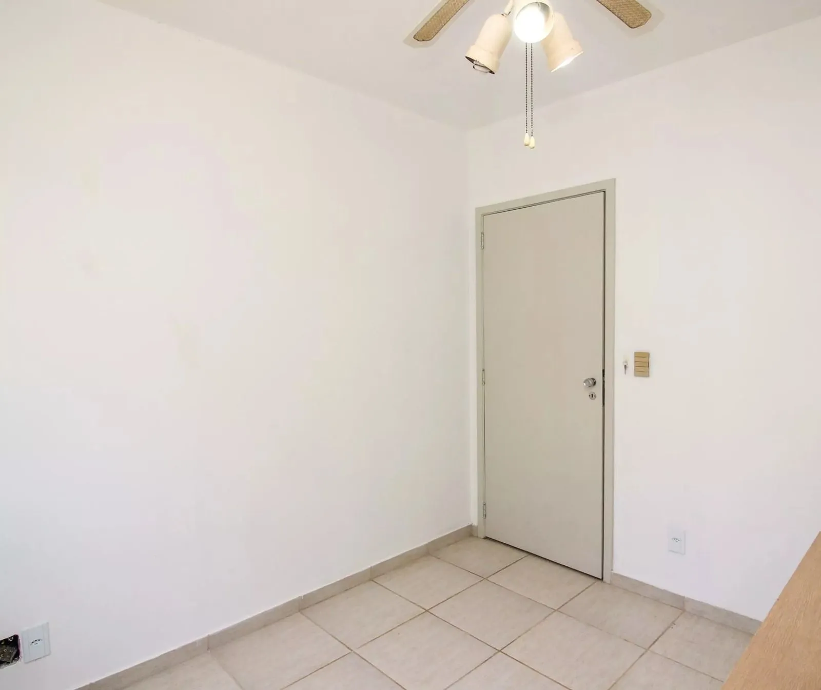 Imagem Apartamento com 2 dormitórios, banheiro auxiliar e 2 vagas cobertas.