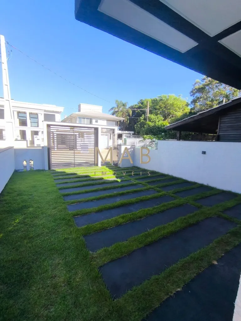 Imagem Imperdível casa à venda em Florianópolis-SC, 3 suítes sendo uma master, sala estar, Lavabo, vagas de garagem, 140,00m² - Ingleses do Rio Vermelho!