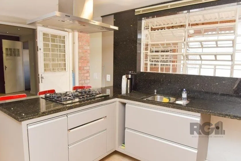 Imagem Casa de 197m² - 5 dormitórios, 3 vagas no bairro Rubem Berta