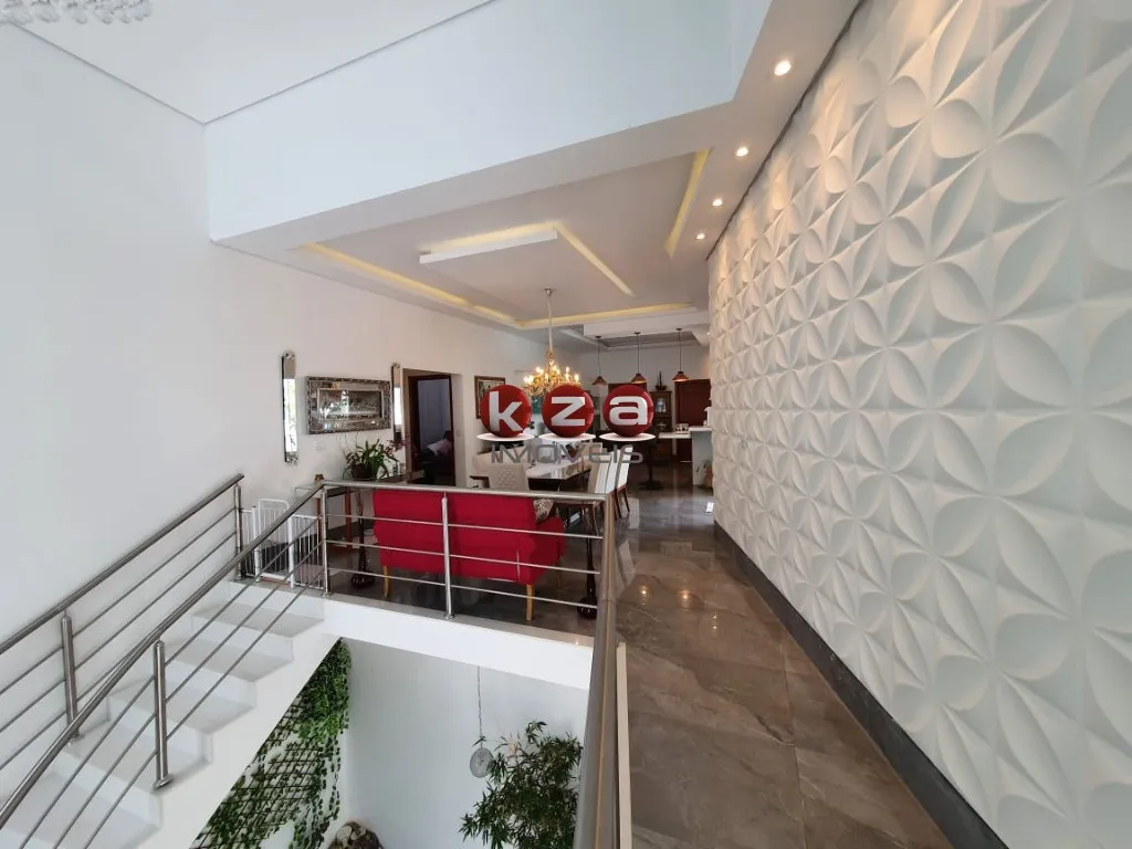 Imagem Casa de luxo no Condomínio Portal do Lago: 4 suítes, 3 salas, 7 banheiros, 2 vagas, 541m² em Valinhos-SP. Venda ou locação.