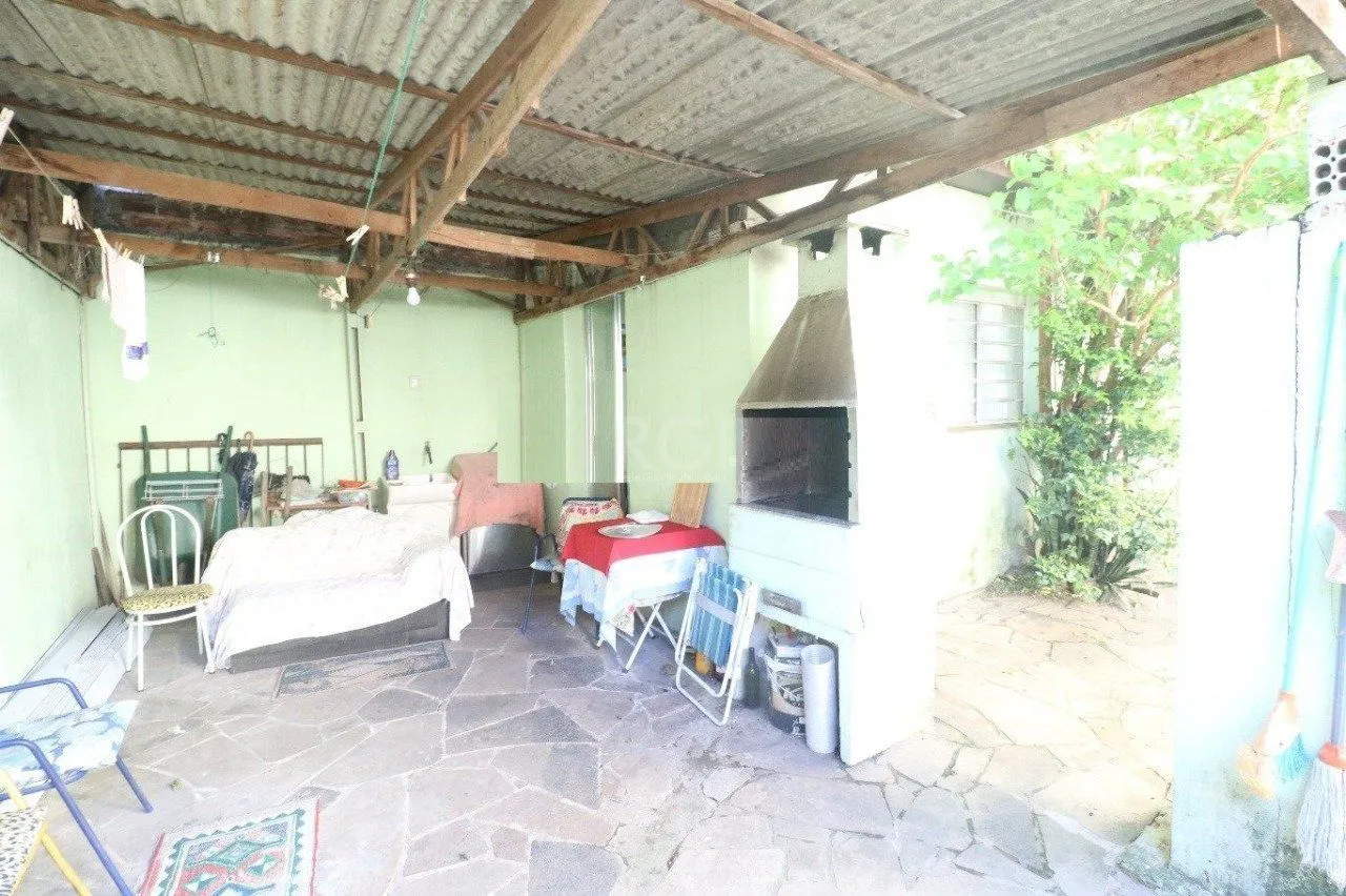 Imagem Casa para Venda - 250m², com 3 dormitórios, 1 suíte, sala ampla, copa cozinha, churrasqueira, lareira, banheiro social, dependência de empregada, 3 vagas - Medianeira