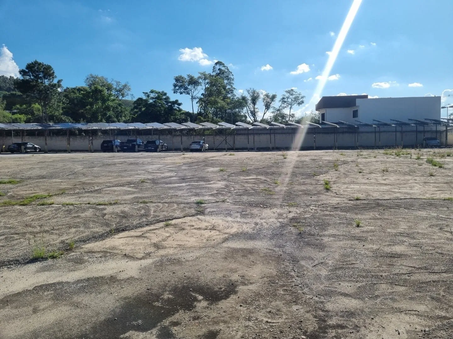 Imagem Terreno Plano e Cimentado com 5.356 m² para Estacionamento de Ônibus a 1.200 Metros da Basílica de Aparecida