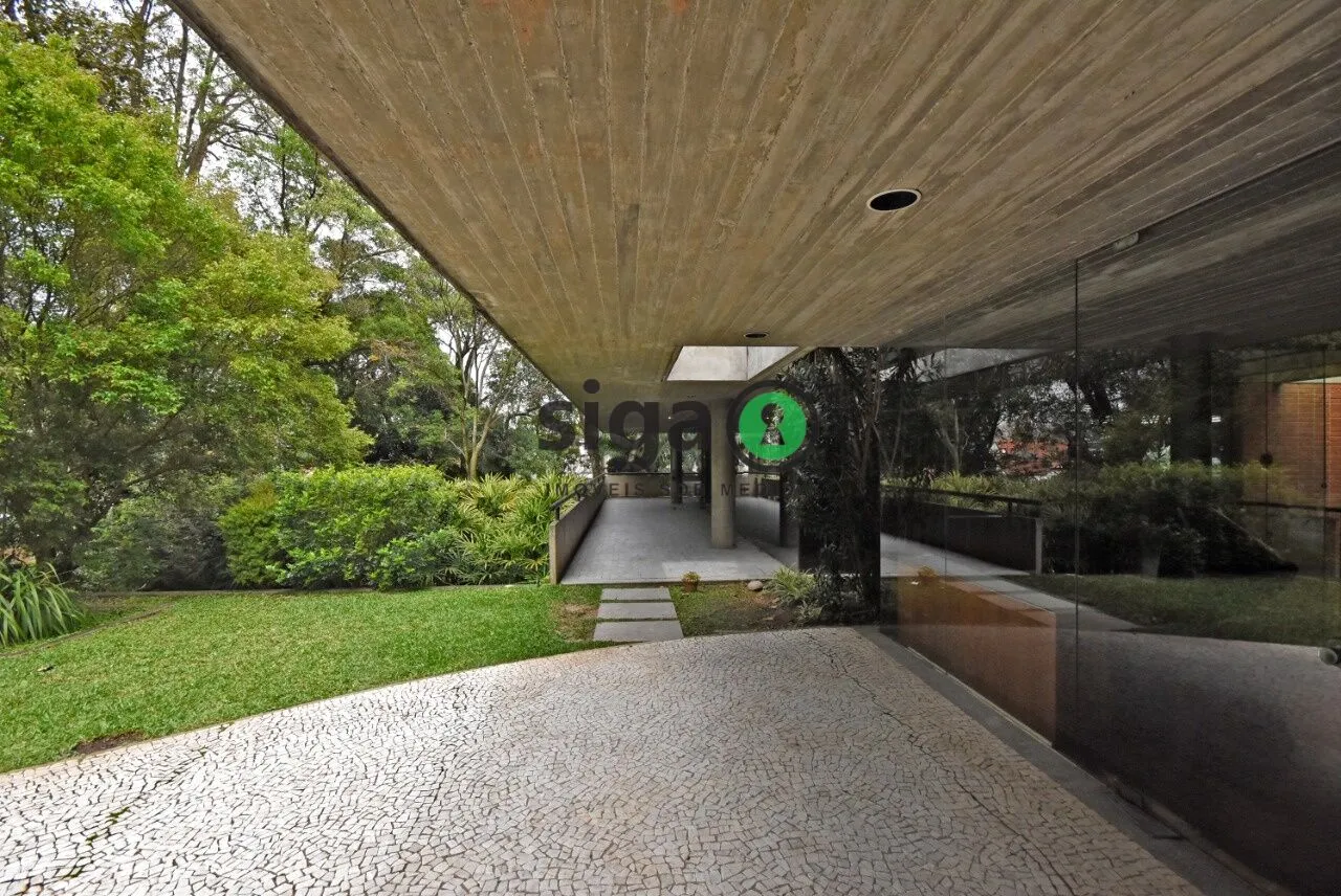 Imagem UMA CASA ICÔNICA NA CIDADE JARDIM | 976 m² | ARQUITETURA ATEMPORAL EM MEIO AO VERDE