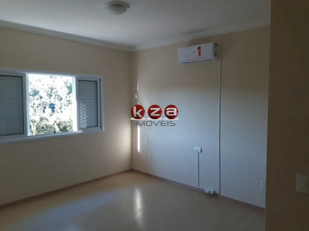 Imagem Casa de 3 quartos no Condomínio Terras do Caribe, em Valinhos-SP: 3 salas, 1 suíte, 4 vagas de garagem e 218m² de área.