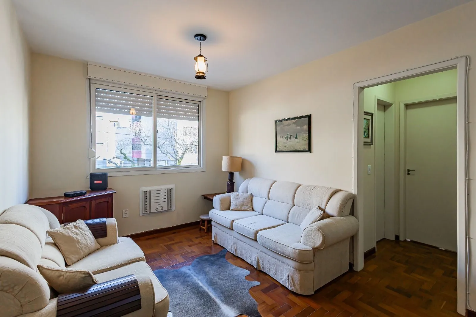 Imagem Apartamento a venda com dois dormitorios e vaga coberta no bairro Menino Deus.
