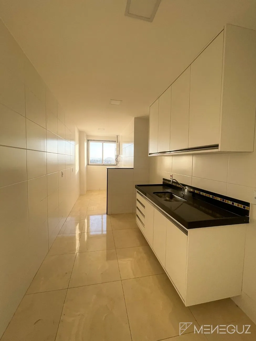 Imagem Apartamento de 2 quartos, com duas vagas de garagem, no centro de Guarapari com vista para o canal - Parcelamento em 60 meses!