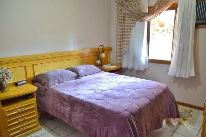 Imagem Casa Comercial e Residencial com 518m² (4 quartos / 5 banheiros / 3 vagas garagem) no Bairro Partenon localizada à meia quadra da Av. Bento Gonçalves.