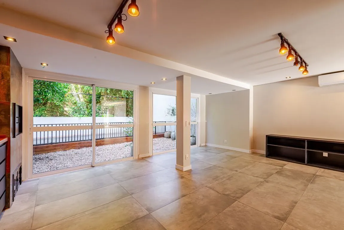 Imagem Casa em condomínio com piscina e salão privativo na Vila Nova