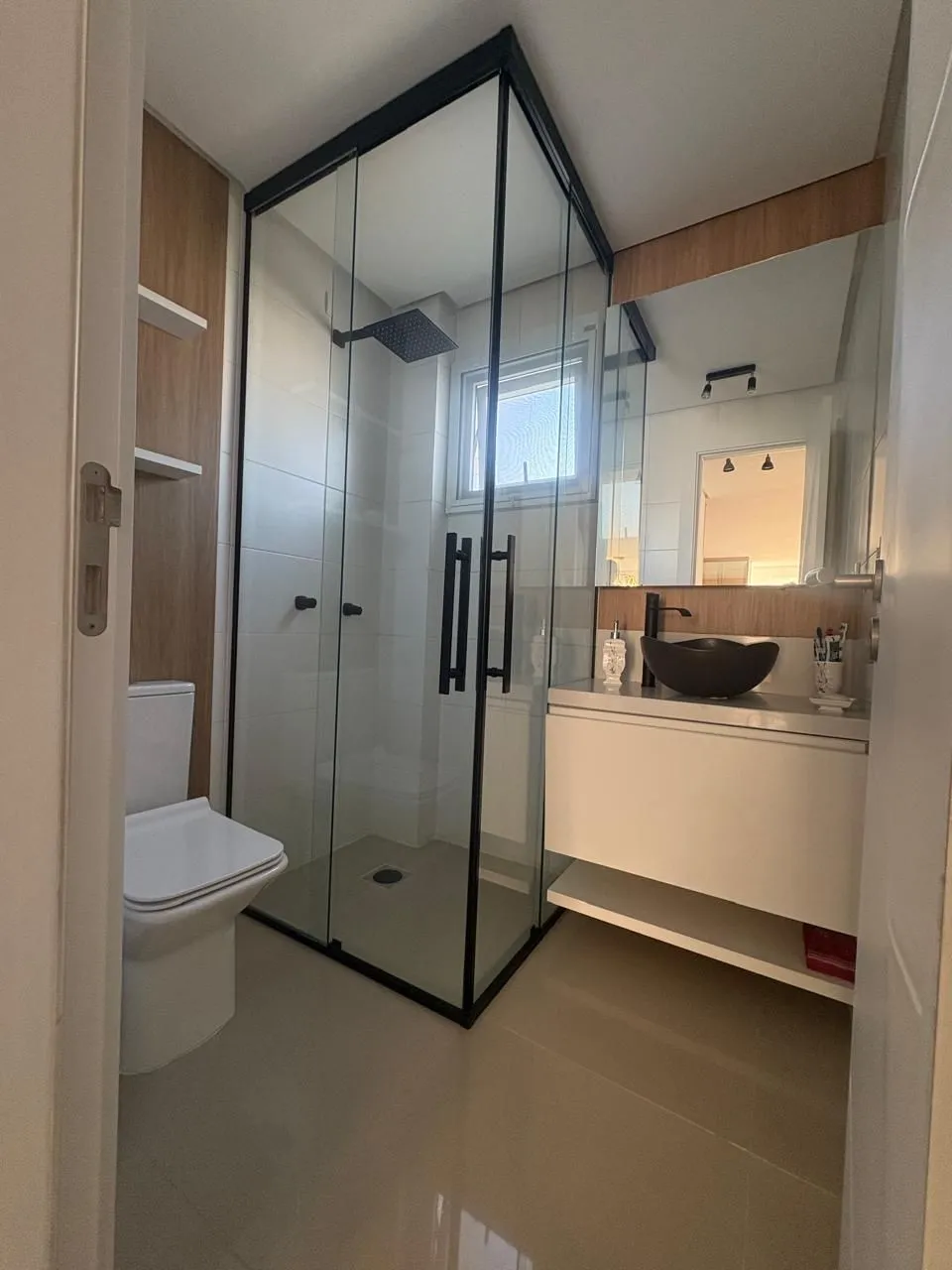 Imagem Apartamento à venda no Bairro Tristeza - Mobiliado. Lindo apartamento de 3 dormitórios, transformado em 2 dormitorios, sendo 1 suíte, com excelente distribuição dos ambientes.