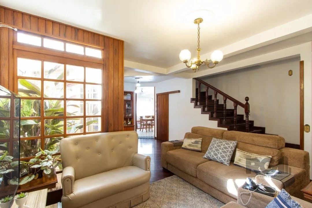 Imagem Casa de alvenaria, 3 quartos, 1 suíte, 4 banheiros e 5 vagas de garagem.