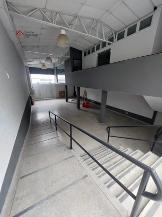Imagem Salão comercial para alugar. Construido para ser uma igreja, com pulpito e amplo espaço para culto. Possui banheiros, copa, cozinha e escritórios.