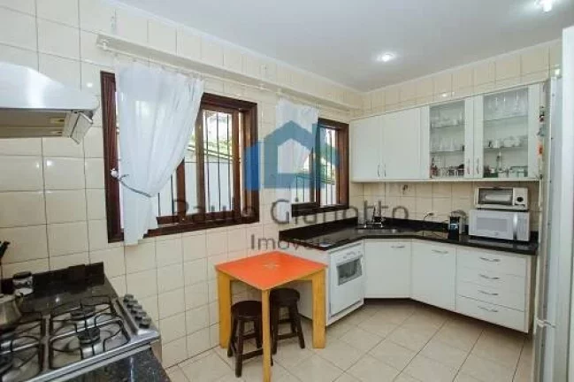 Imagem Casa estilo chácara c/ galpão próxima ao Centro de Cotia