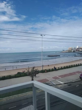 Imagem De frente para o mar da Praia do Morro 3 quartos sendo uma suíte +DCE duas vagas de garagem. Prédio com área de lazer