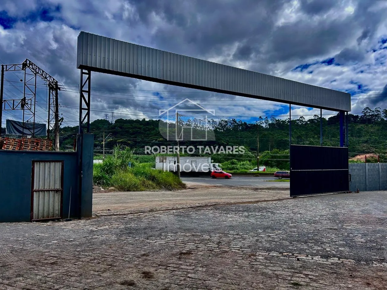 Imagem Galpão para Venda - 4 Docas - 1 Rampa - 15 Vagas de garagens - Junto a Rod. Régis Bittencourt (BR116).