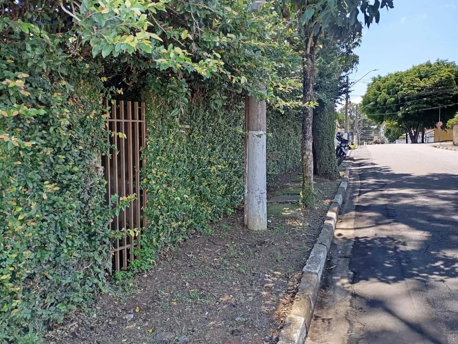 Imagem Esquina Estratégica com 3 Frentes e 1.200m² - Excelente Aproveitamento
