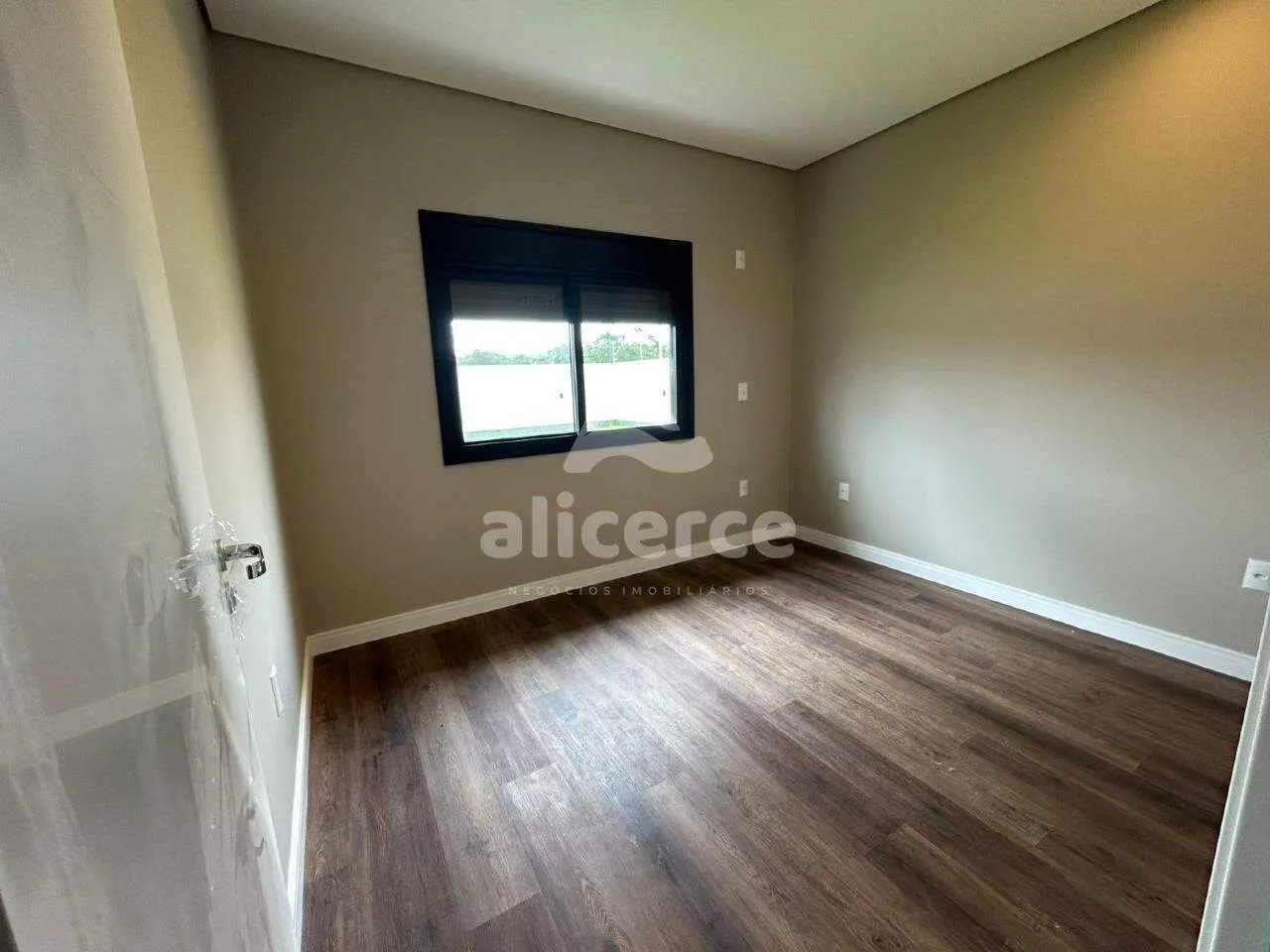Imagem Casa Alto Padrão com 147m² - 3 Dormitórios I 1 Suíte I 2 Vagas de Garagem - Loteamento Vivendas dos Açores - Sertão do Maruim. São José/SC
