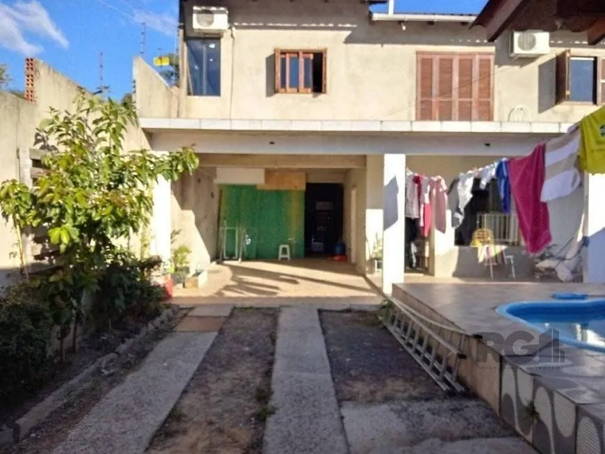 Imagem Casa de 191m² com 4 dormitórios, churrasqueira e piscina.