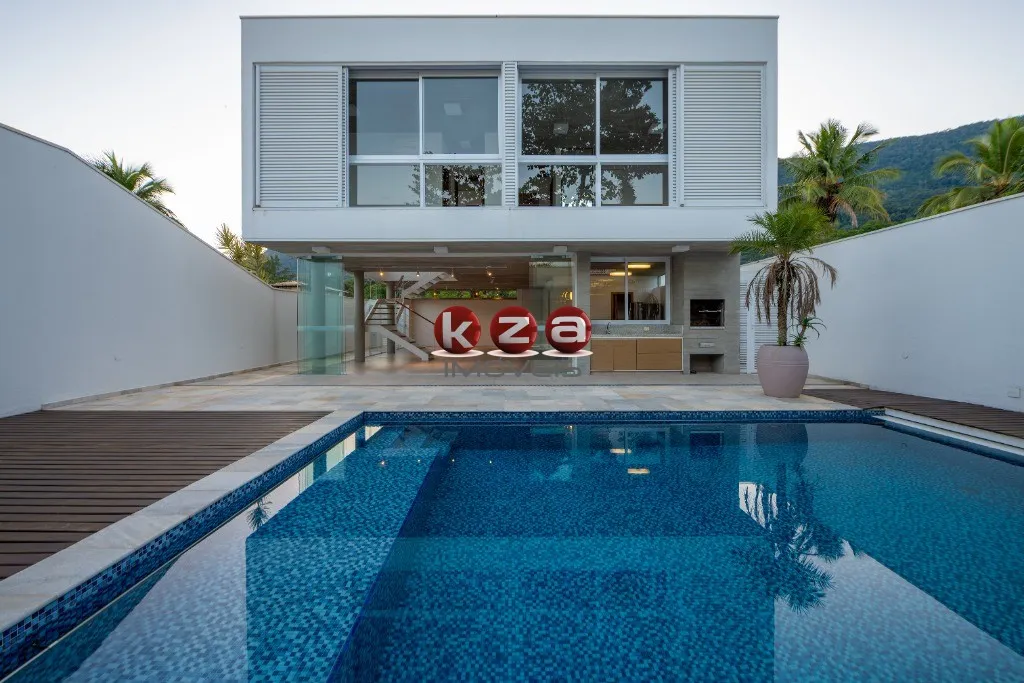 Imagem Imóvel de luxo à venda em São Sebastião-SP: Casa na Praia de Guaecá com 4 suítes, 3 salas, amplo gourmet e piscina, ao lado do mar.