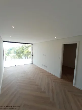 Imagem Casa de Luxo em Condomínio - 5 Quartos, 5 Suítes, 3 Salas, 3 Banheiros, 5 Vagas de Garagem - Camaçari-BA (Catu de Abrantes)