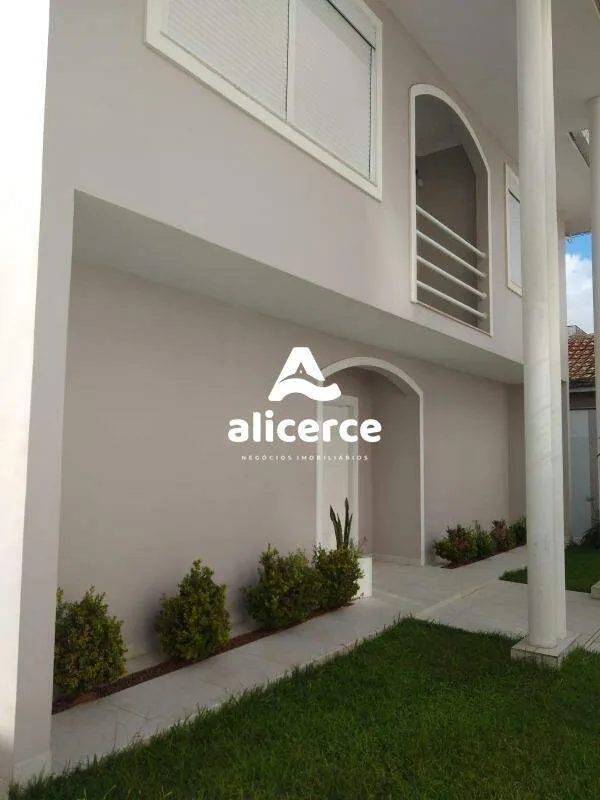 Imagem Casa Alto `Padrão a 1 quadra da Beira-Mar Continental | 3 Dormitórios I 4 Vagas de Garagens I Piscina no bairro Estreito - Florianópolis/SC