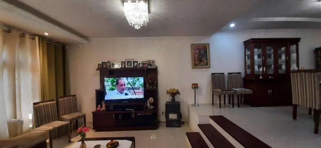 Imagem VENDE - AMPLA CASA RESIDENCIAL COM PISCINA E 5 VAGAS