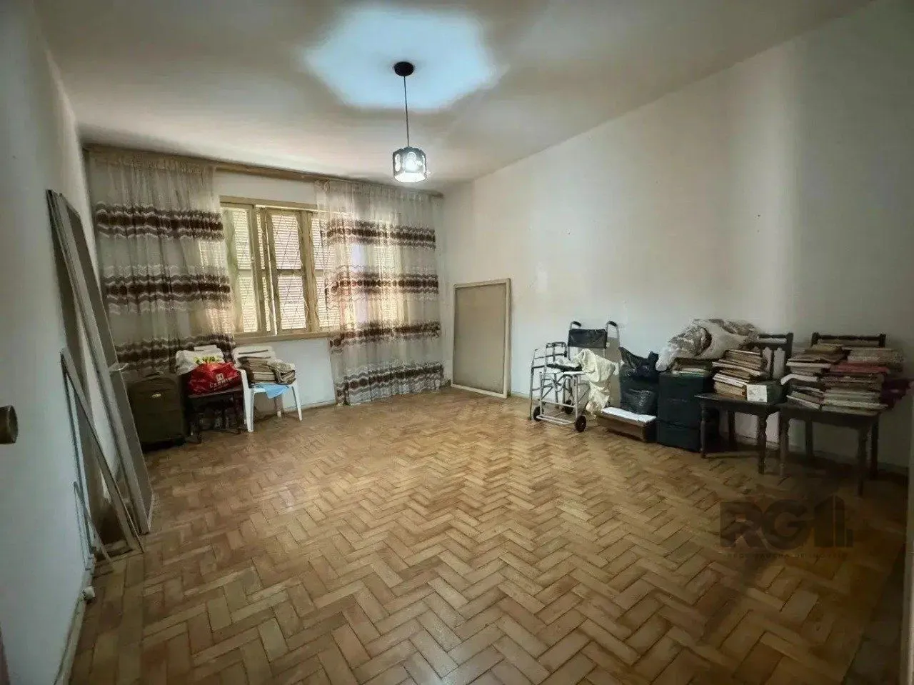 Imagem Casa de 5vquartos e 3 vagas de garagem no bairro Santana em Porto Alegre