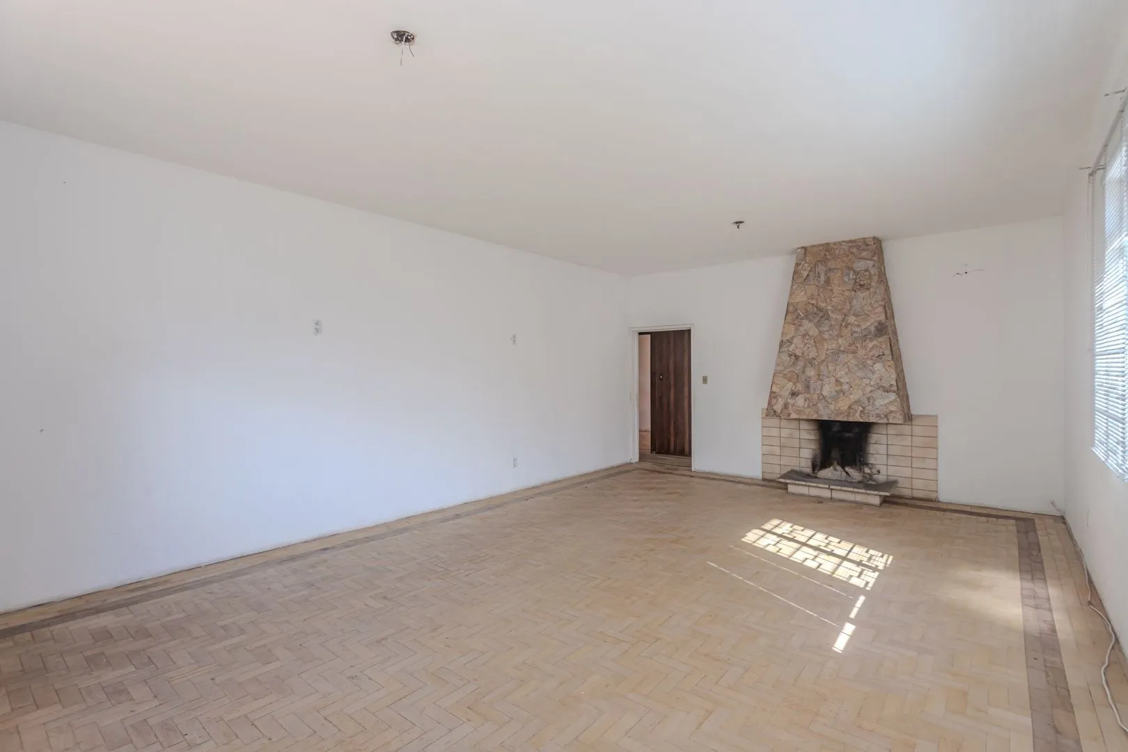 Imagem Casa no Menino Deus de 3 dormitórios e 5 vagas DESOCUPADA