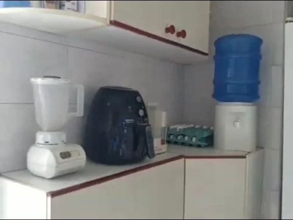 Imagem Excelente apartamento, bem ventilado, 1 dormitório com piso laminado, living para 2 ambientes, banh...