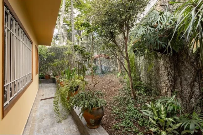 Imagem Casa Térrea bem localizada no jardim prudência com 3 Dormitórios sendo 1 Suíte, 3 Vagas Garagem.