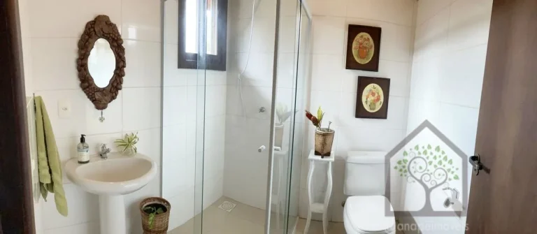 Imagem Casa rústica em condomínio fechado no Sambaqui