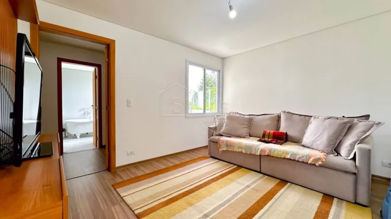 Imagem Residência com Arquitetura Imponente e Vista Permanente