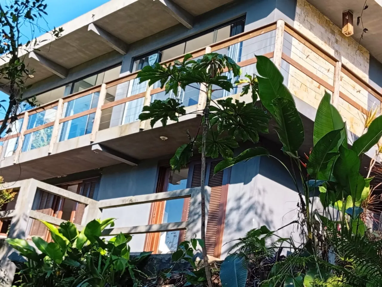 Casa à venda em Garopaba com 2 unidades independentes e terreno de 2.000 m²