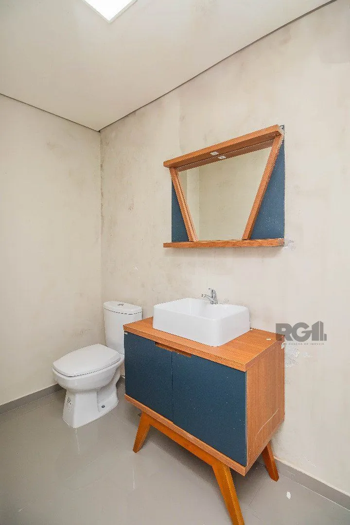 Imagem Sobrado, 185 metros quadrados privativo, com 3 quartos, 1 suíte, Living e cozinha integrados, lareira, churrasqueira, lavabo e 2 vagas de garagem. e 2 vagas de garagem