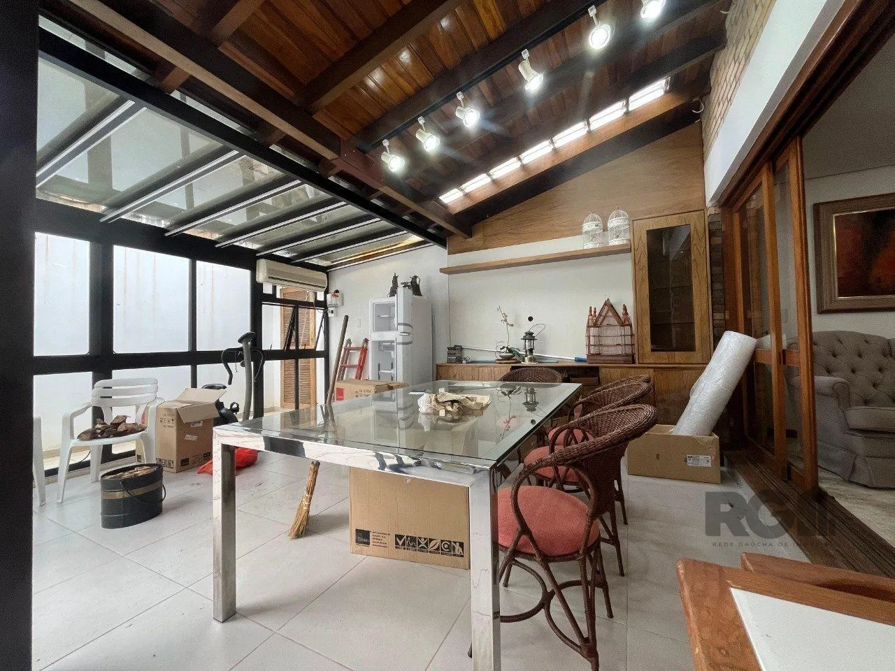 Imagem Casa de três quartos, suíte e quatro vagas de garagem no bairro Menino Deus em Porto Alegre