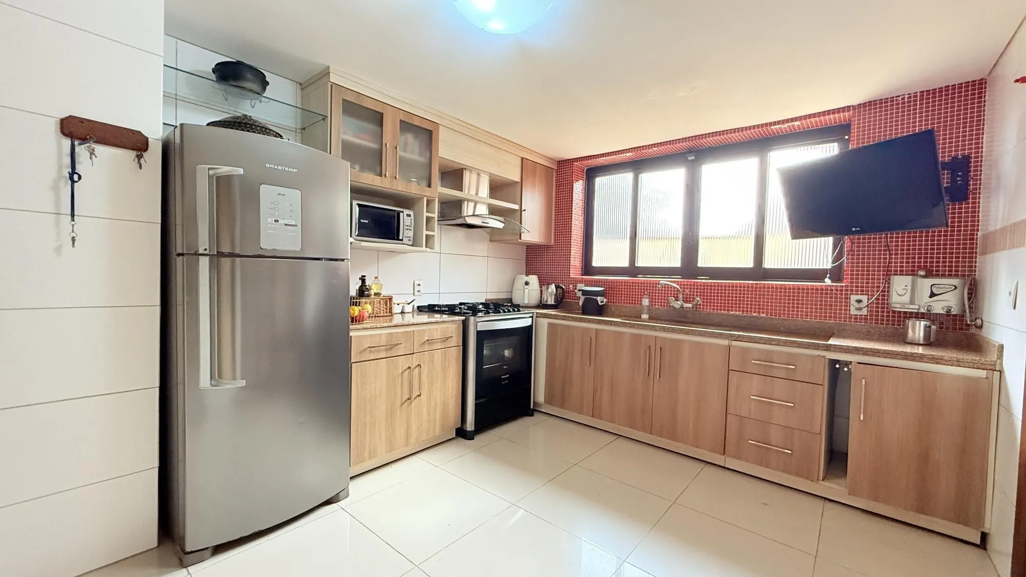 Imagem Casa para Venda - 260m², 4 dormitórios, sendo 1 suites, 4 vagas - Nonoai