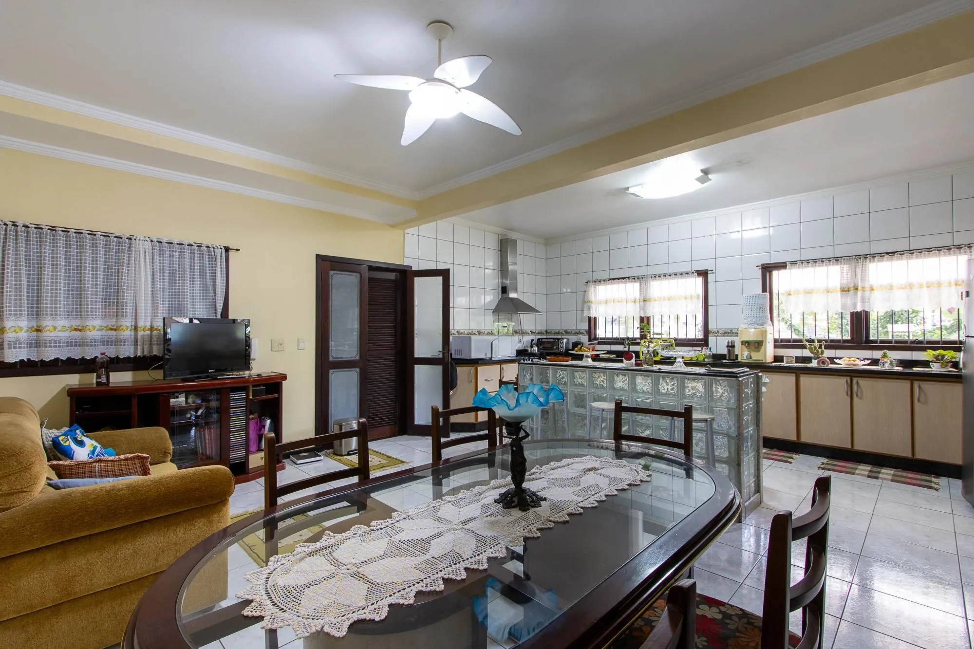Imagem Casa Residencial ou Comercial, com 3 quartos (1 suite), 229m² privativos - Bairro Tristeza