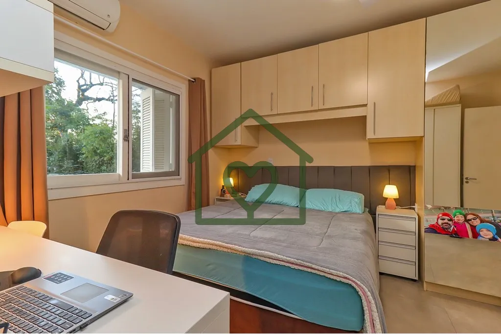 Imagem Casa em condomínio no bairro Nonoai, com 122m² privativos distribuídos em 2 andares. No térreo, ...