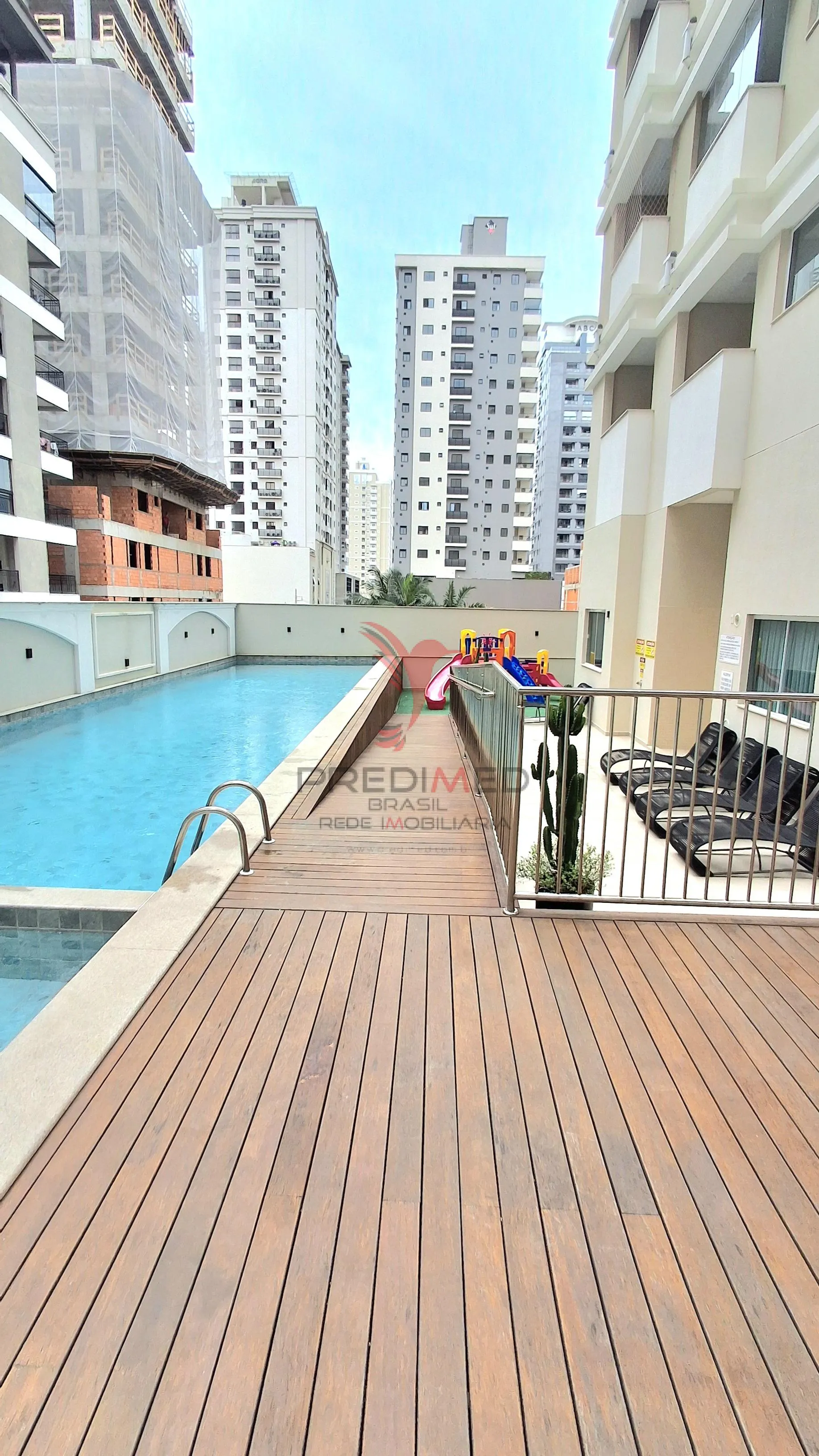 Imagem Apartamento de 2 Quartos em Itapema, Sacada com churrasqueira, a poucos metros do mar