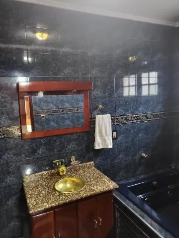 Imagem VENDA E LOCAÇÃO DE SOBRADO NA VILA VIRGÍNIA, EM ITAQUAQUECETUBA/SP, 200m² com varanda, jardim, cozinha ampla, 3 salas e suíte com hidro. CONSULTE-NOS.