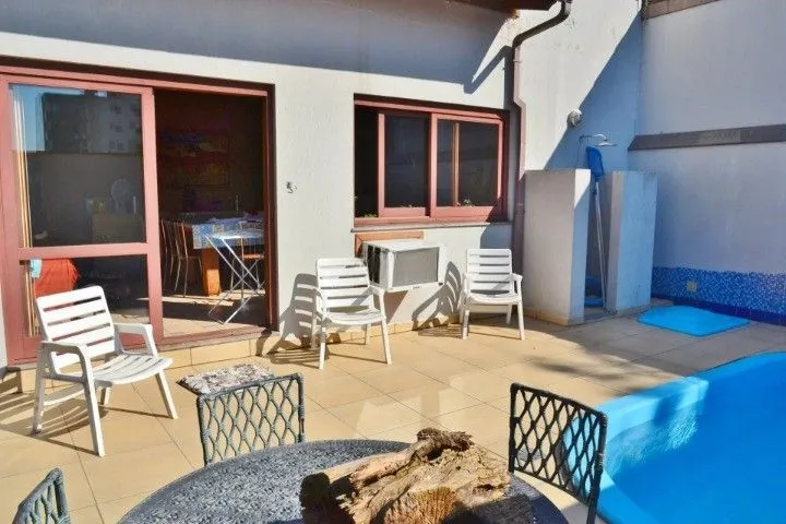Imagem Casa Comercial e Residencial com 518m² (4 quartos / 5 banheiros / 3 vagas garagem) no Bairro Partenon localizada à meia quadra da Av. Bento Gonçalves.