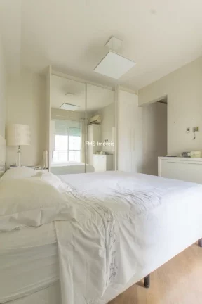 Imagem Apartamento à venda em Moema, com 3 suítes, 2 salas, 5 banheiros, 3 vagas de garagem, 124m².