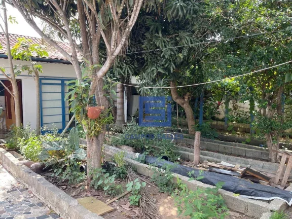 Imagem Casa térrea com garagem + edícula. Total 3 quartos, 3 banheiros, amplo quintal com árvores frutíferas.