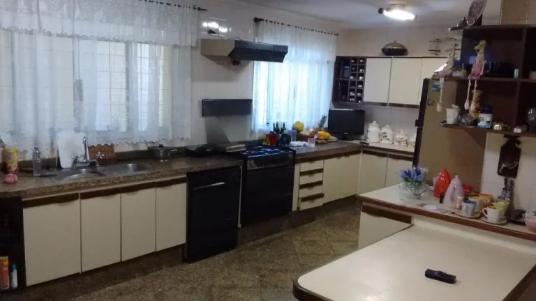 Excelente casa assobradada em Rio das Pedras, com 4 quartos (sendo 2 suites) com hidromassagem, vara...