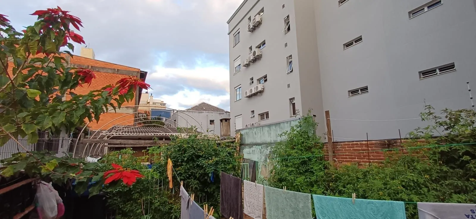 Imagem Vende-se casa de madeira, com dois dormitórios, banheiro, sala e cozinha. Localização privilegiada no bairro Jardim Botânico. Área do terreno com 6,6mx44m.