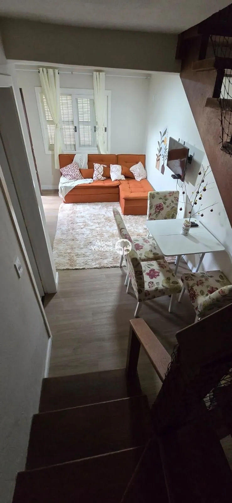 Imagem VENDE-SE APARTAMENTO DUPLEX MOBILIADO, NO CENTRO DA CIDADE DE CANELA.