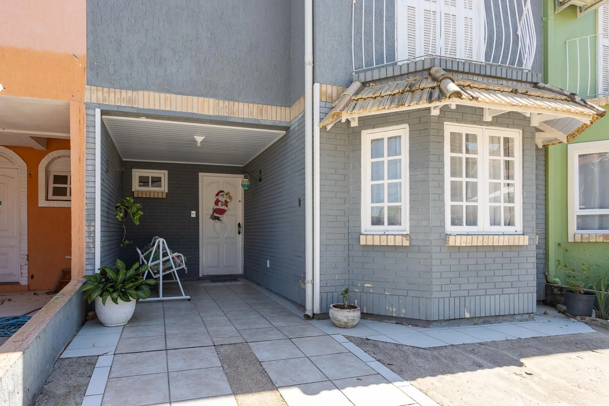 Imagem Casa de condomínio, de 3 dormitórios, 1 suíte e 2 vagas de garagem.